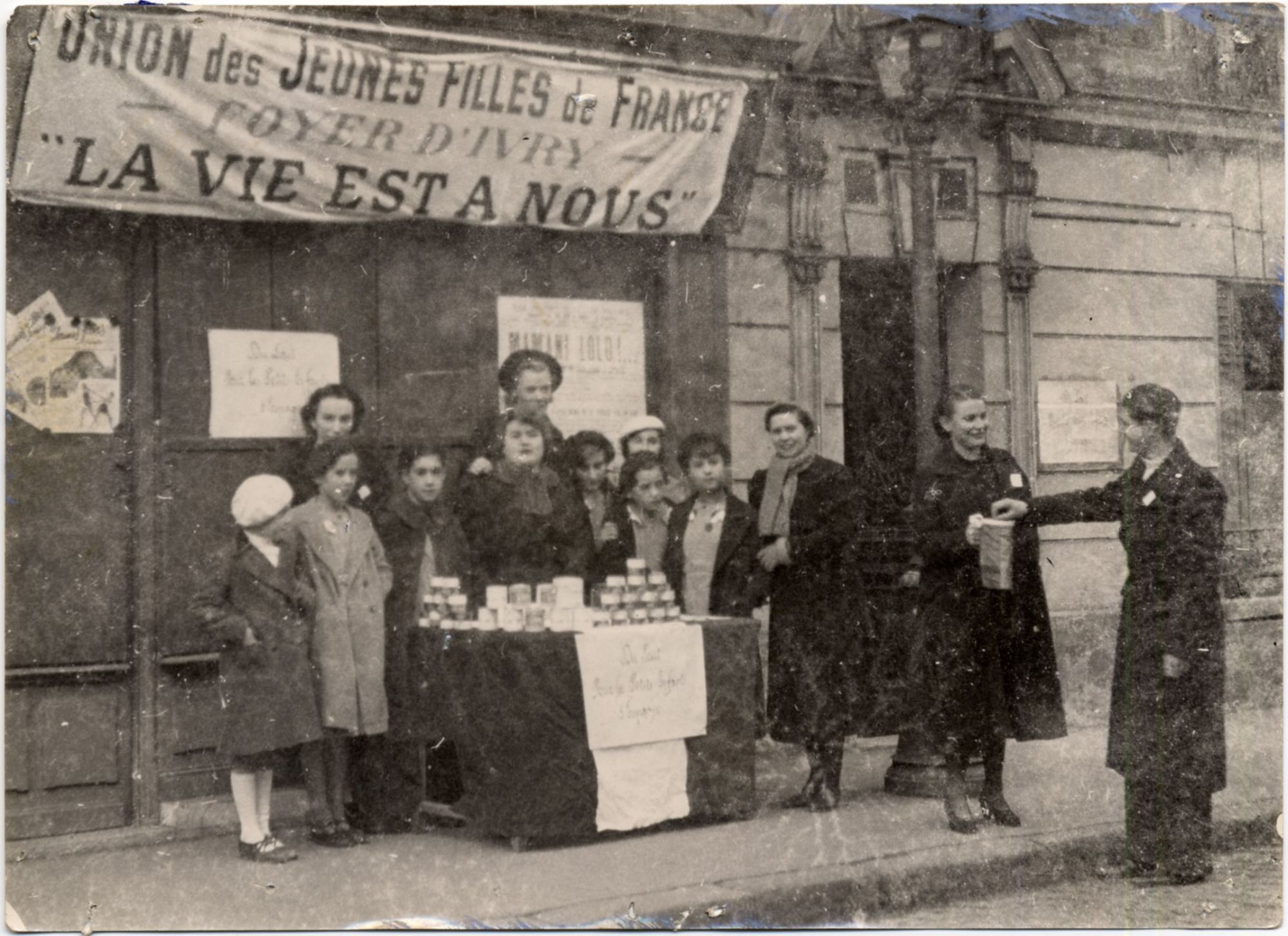 Collecte pour la République espagnole organisée par le foyer de l'UJFF d'Ivry, 1937-1938. © Archives municipales d'Ivry-sur-Seine.