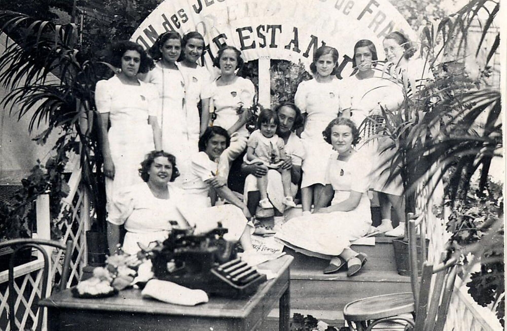 Fête de l'UJFF à Vitry-sur-Seine, 1937. Raymonde est debout à droite. Archives municipales d'Ivry-sur-Seine © Pierre Rostaing.