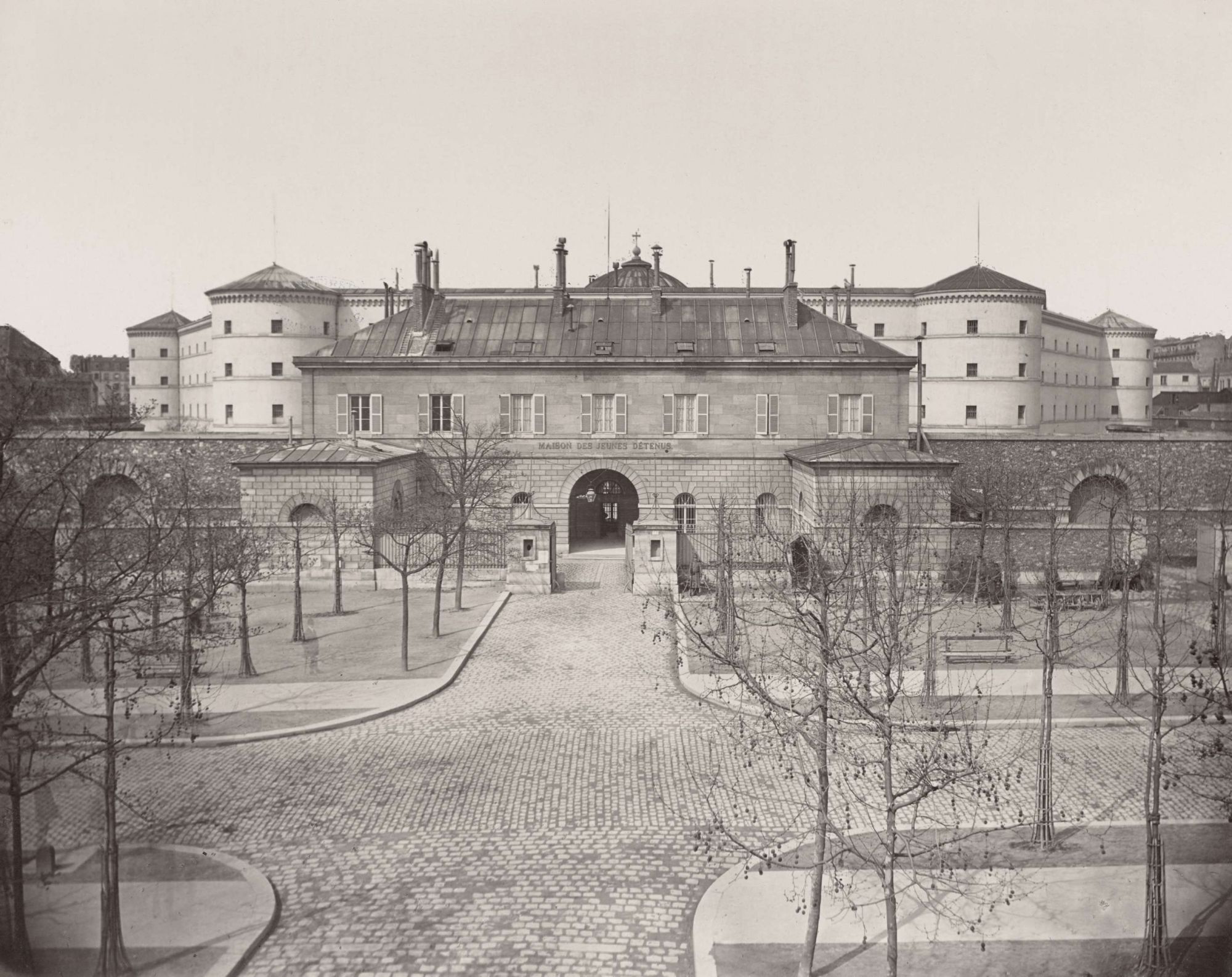 Maison des jeunes détenus de la Roquette entre 1876 et 1880, devenue prison pour femmes en 1935. Photographe : Auguste Hippolyte Collard. © Domaine public (PD-US expired).