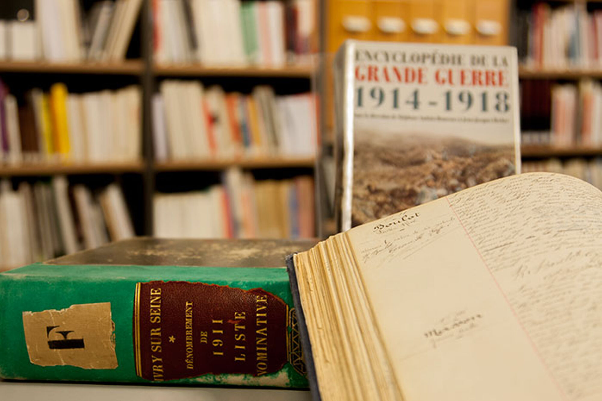 Documents aux archives (Photo Alain Villatte)